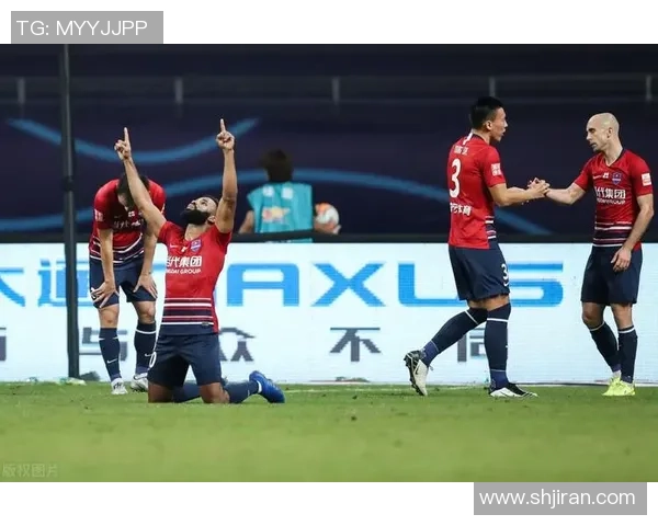 成都足球队以62分稳居冠军赛积分榜首位,争夺荣誉在望 成都足球队以62分稳居冠军赛积分榜首位,争夺荣誉在望