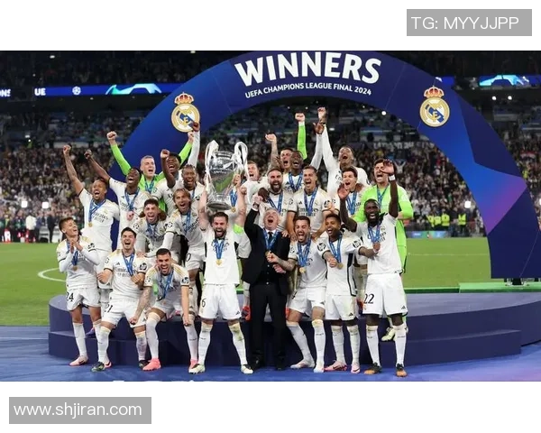 历史足球明星与著名球星的辉煌成就与传奇故事探讨